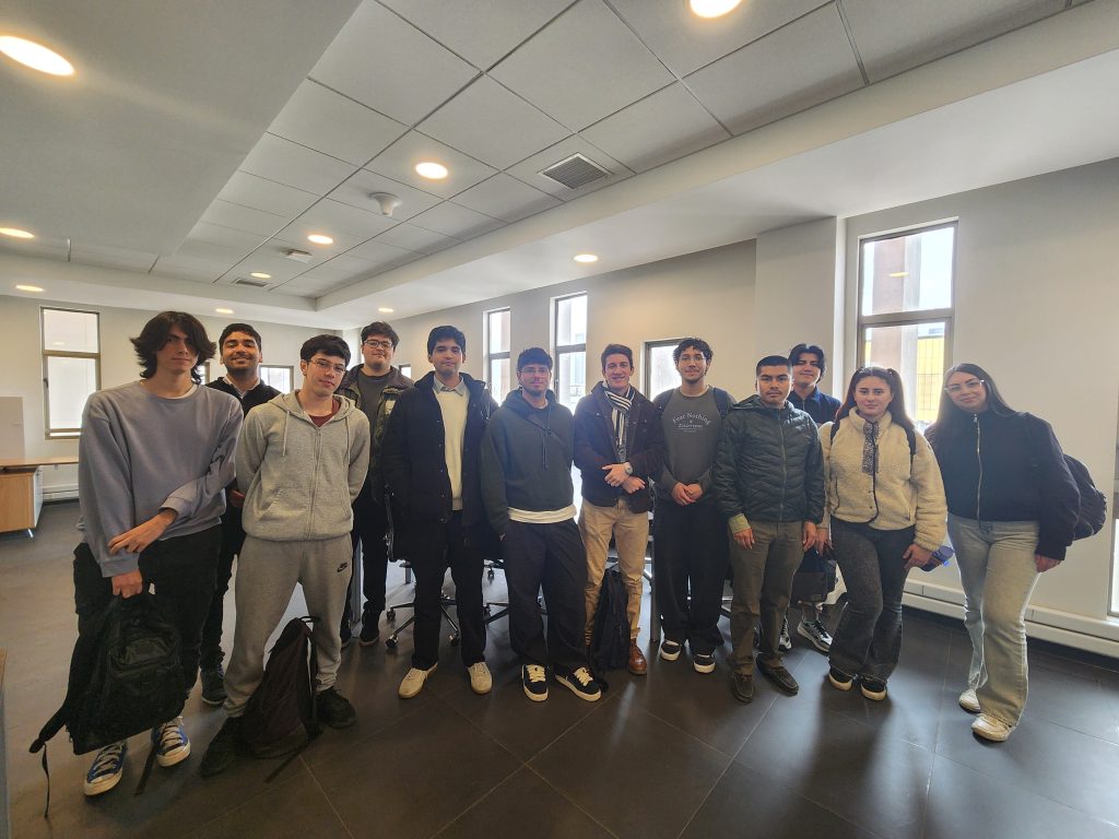 Grupo de estudiantes que participó en la sesión realizada en las dependencias del Campus San Joaquín.